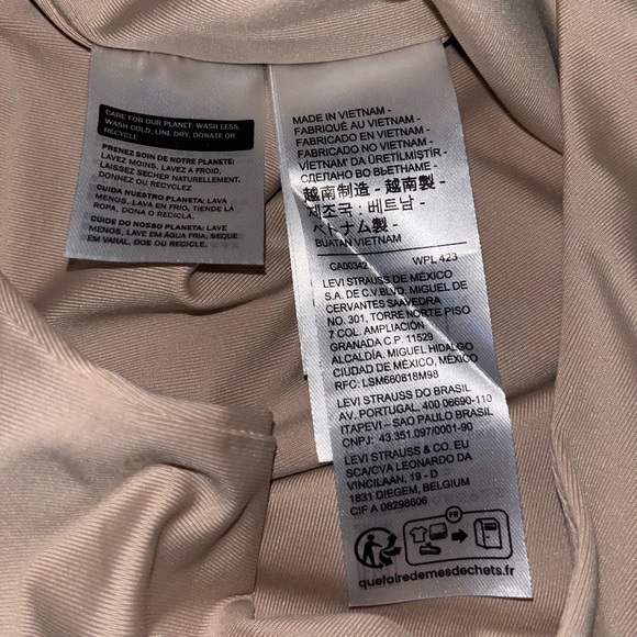 NWT Levi's Active Top - COPY - Picture 3 of 5